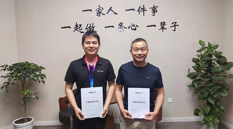 高安簽約合影 高安簽約合影
